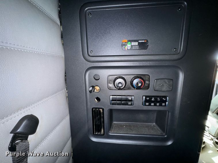 image for item NU9334 2018 Freightliner Cascadia PT126SLP semi truck