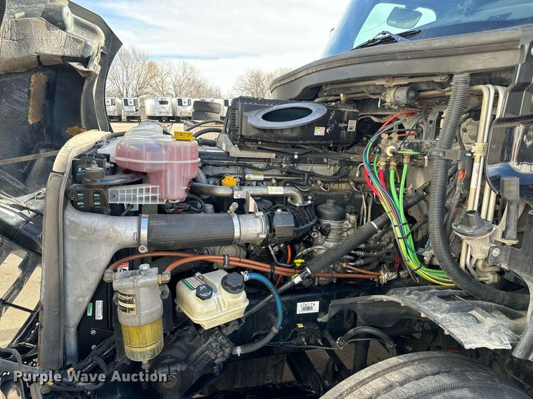 image for item NU9334 2018 Freightliner Cascadia PT126SLP semi truck