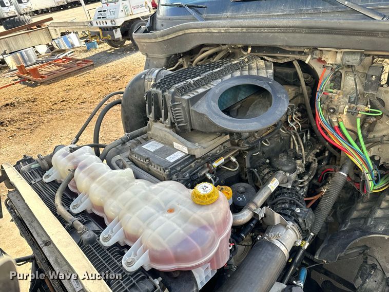 image for item NU9334 2018 Freightliner Cascadia PT126SLP semi truck