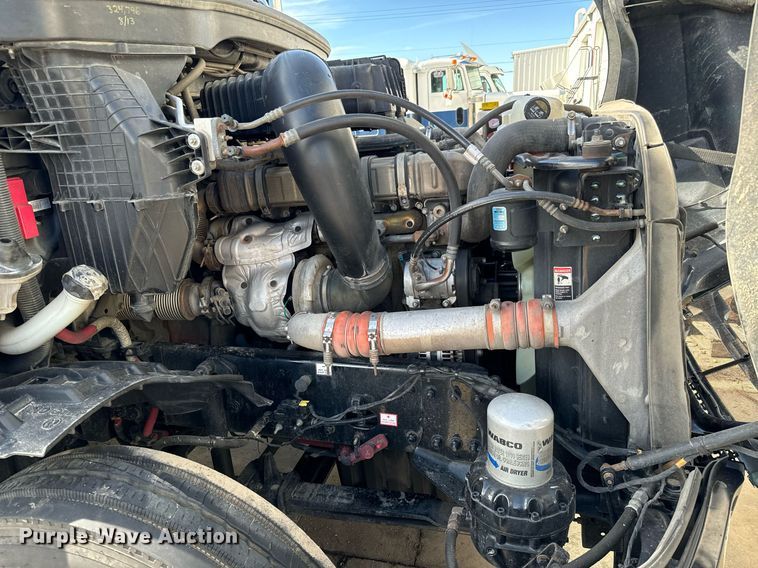 image for item NU9334 2018 Freightliner Cascadia PT126SLP semi truck