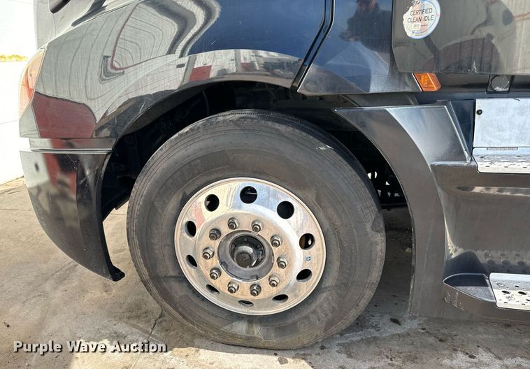 image for item NU9334 2018 Freightliner Cascadia PT126SLP semi truck