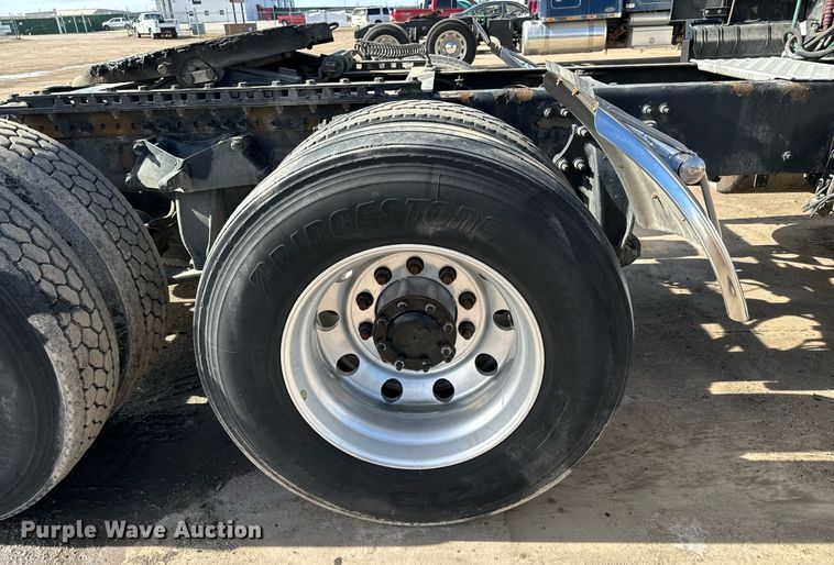 image for item NU9334 2018 Freightliner Cascadia PT126SLP semi truck