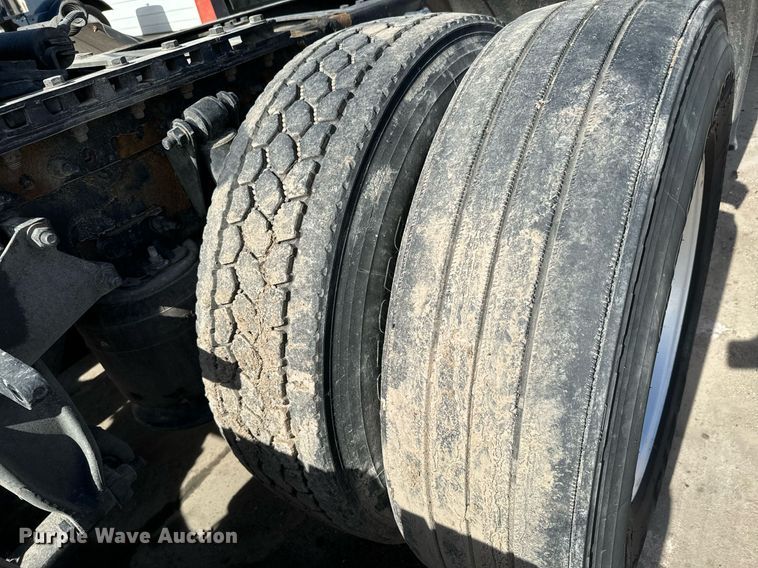 image for item NU9334 2018 Freightliner Cascadia PT126SLP semi truck