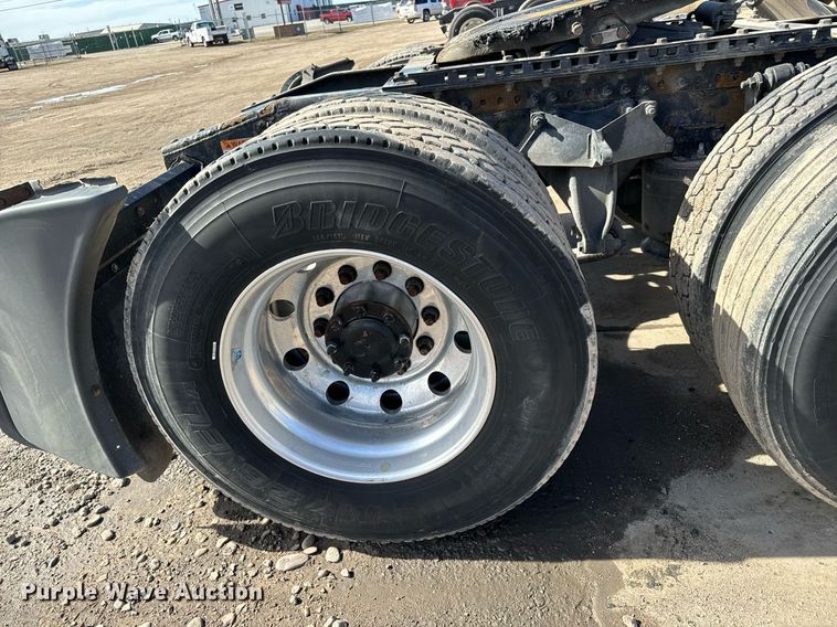 image for item NU9334 2018 Freightliner Cascadia PT126SLP semi truck