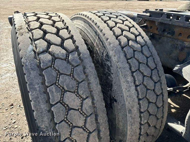 image for item NU9334 2018 Freightliner Cascadia PT126SLP semi truck