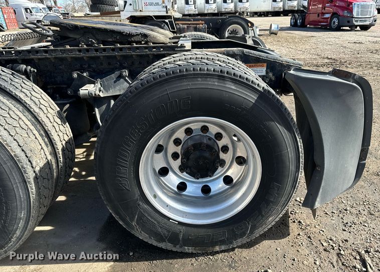 image for item NU9334 2018 Freightliner Cascadia PT126SLP semi truck