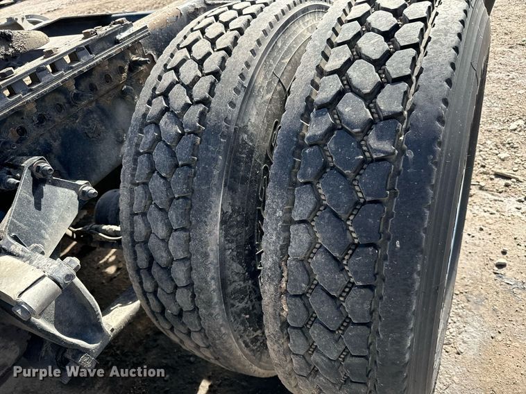 image for item NU9334 2018 Freightliner Cascadia PT126SLP semi truck