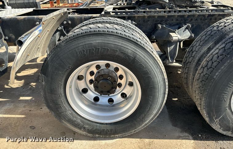 image for item NU9334 2018 Freightliner Cascadia PT126SLP semi truck