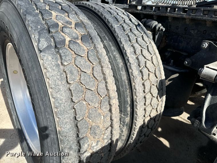 image for item NU9334 2018 Freightliner Cascadia PT126SLP semi truck