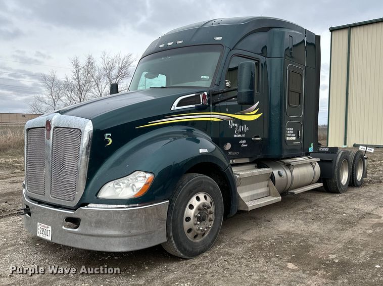 image for item NU9338 2015 Kenworth  T680 semi truck