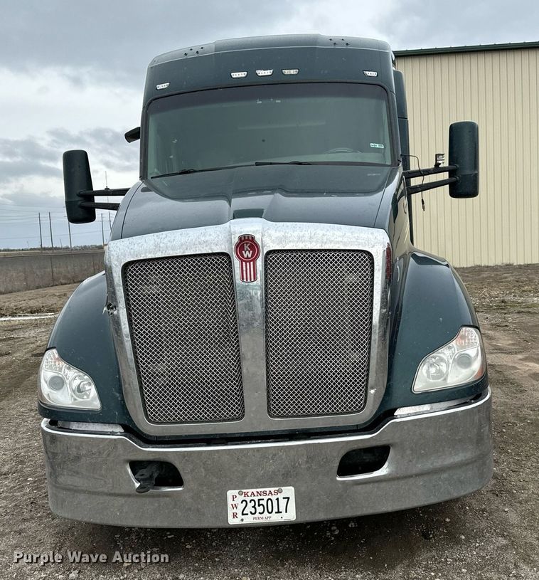 image for item NU9338 2015 Kenworth  T680 semi truck