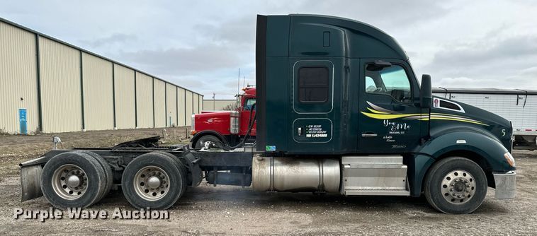 image for item NU9338 2015 Kenworth  T680 semi truck