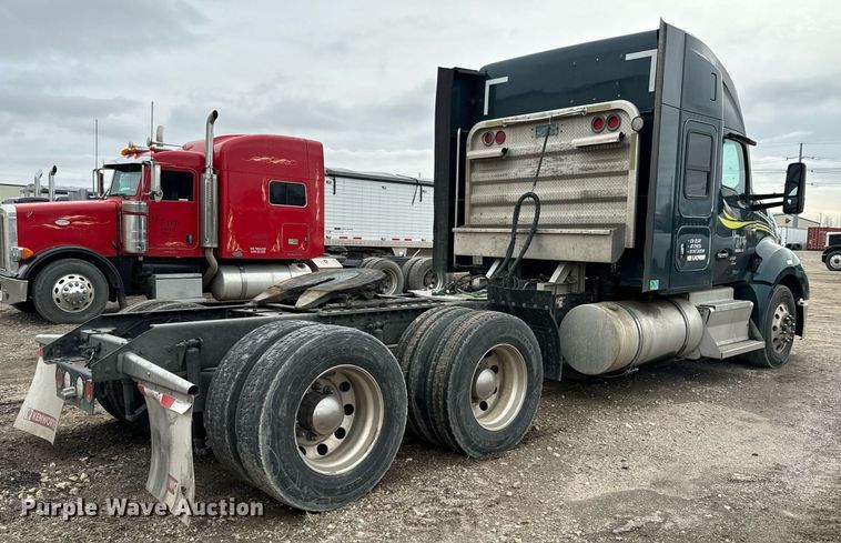 image for item NU9338 2015 Kenworth  T680 semi truck