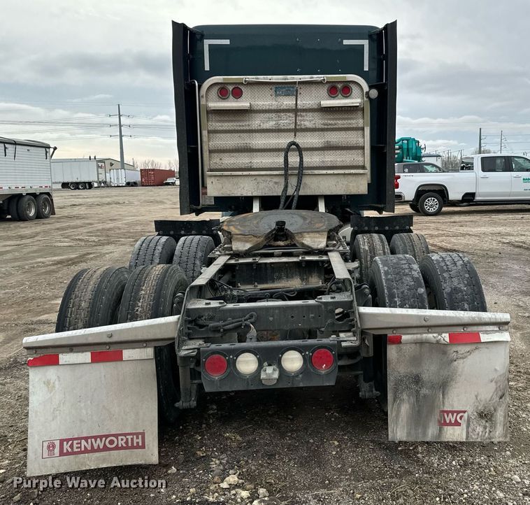 image for item NU9338 2015 Kenworth  T680 semi truck