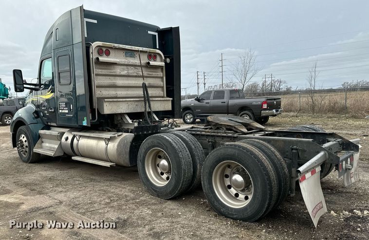 image for item NU9338 2015 Kenworth  T680 semi truck