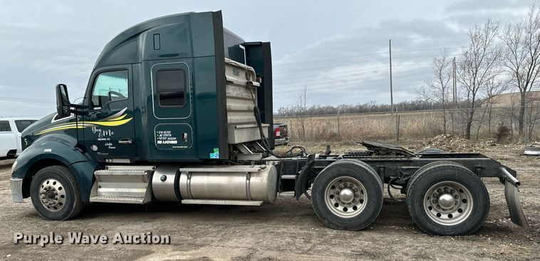 image for item NU9338 2015 Kenworth  T680 semi truck