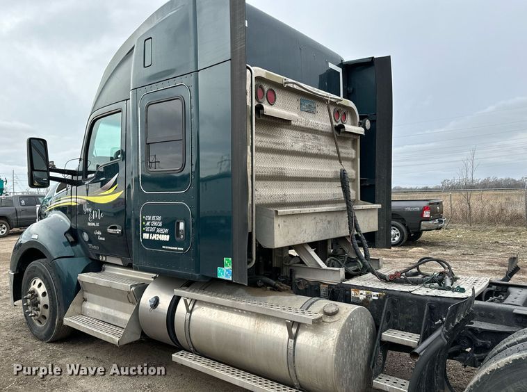 image for item NU9338 2015 Kenworth  T680 semi truck