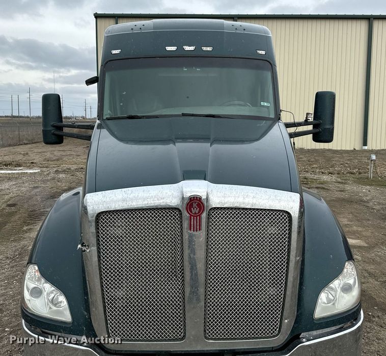 image for item NU9338 2015 Kenworth  T680 semi truck