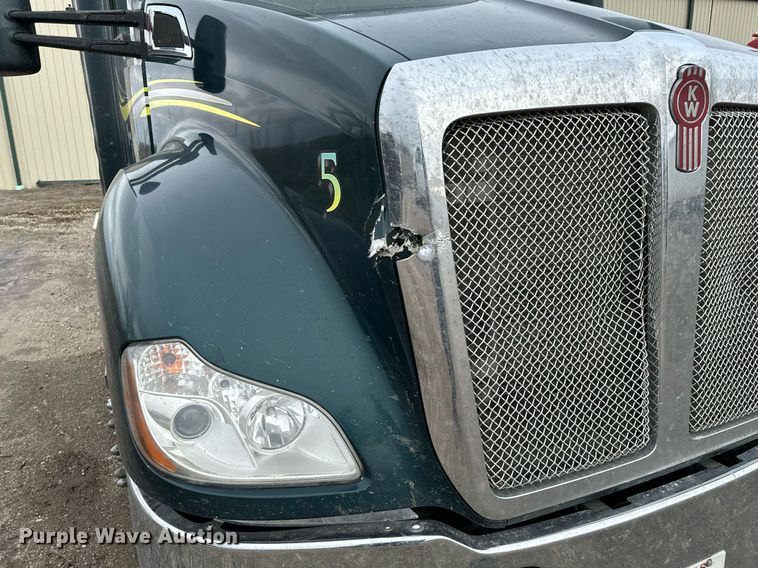image for item NU9338 2015 Kenworth  T680 semi truck