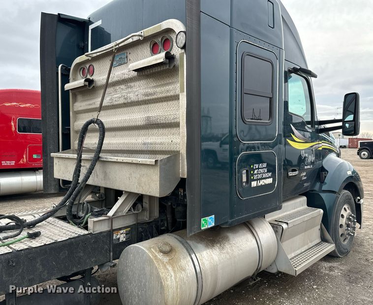image for item NU9338 2015 Kenworth  T680 semi truck