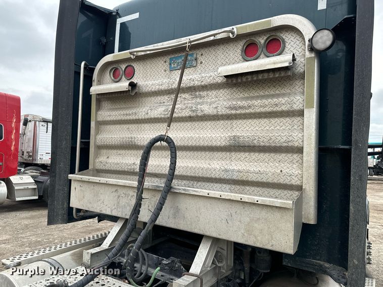 image for item NU9338 2015 Kenworth  T680 semi truck