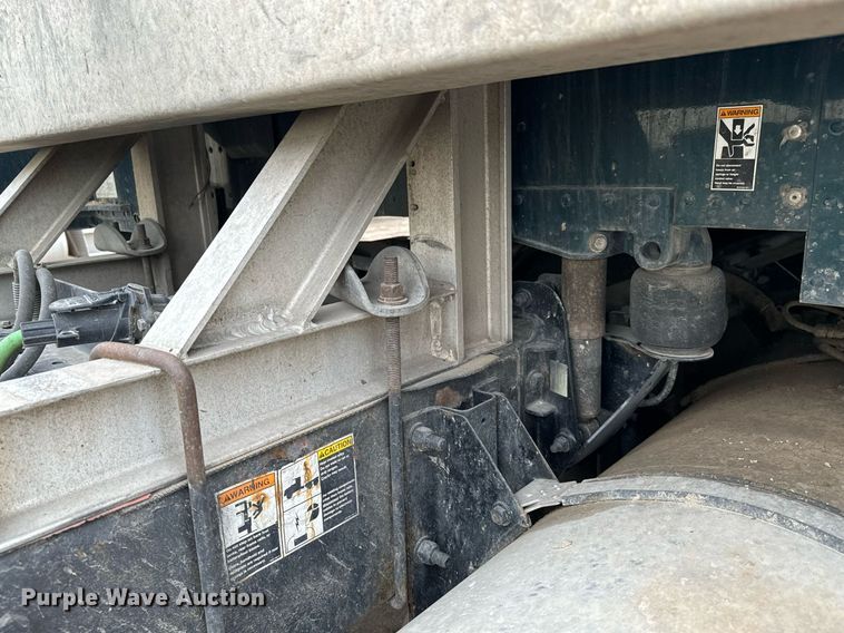 image for item NU9338 2015 Kenworth  T680 semi truck