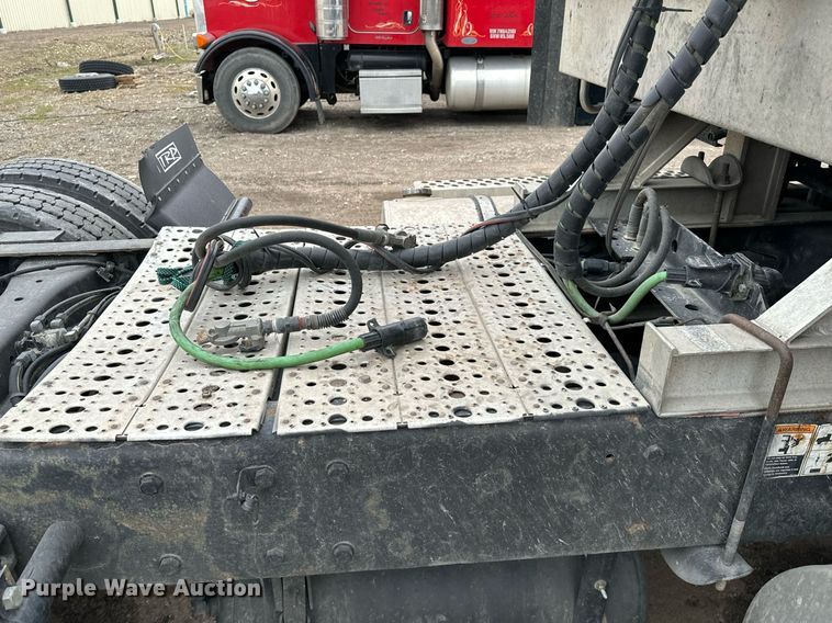 image for item NU9338 2015 Kenworth  T680 semi truck