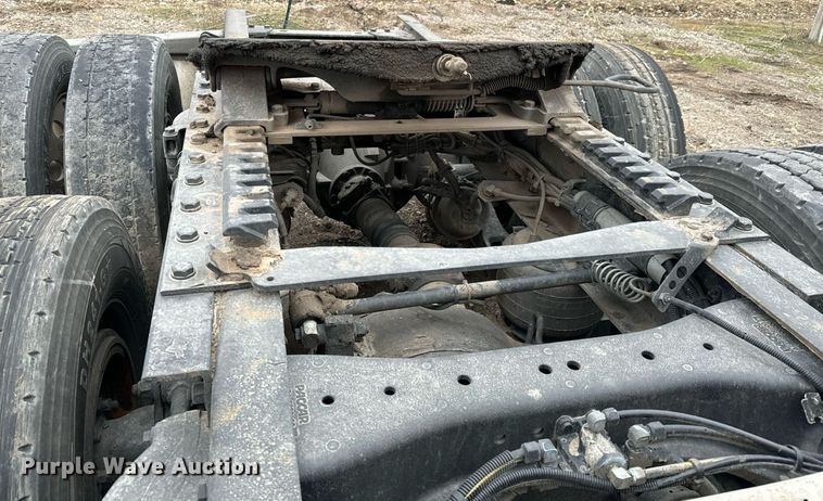 image for item NU9338 2015 Kenworth  T680 semi truck