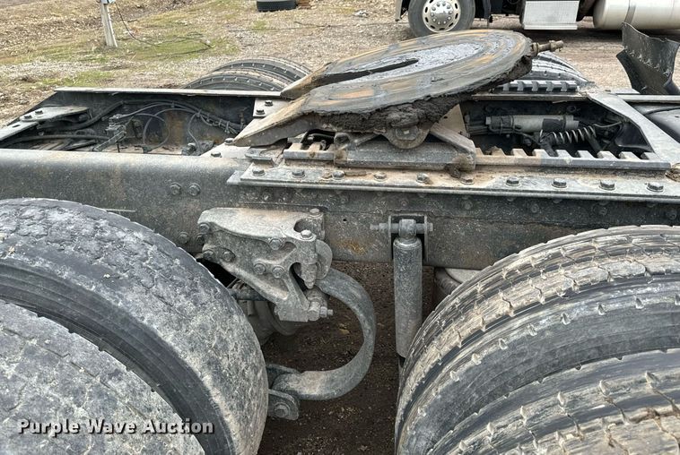 image for item NU9338 2015 Kenworth  T680 semi truck