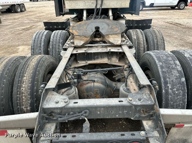 image for item NU9338 2015 Kenworth  T680 semi truck