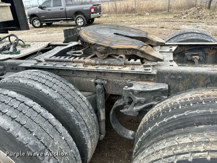 image for item NU9338 2015 Kenworth  T680 semi truck