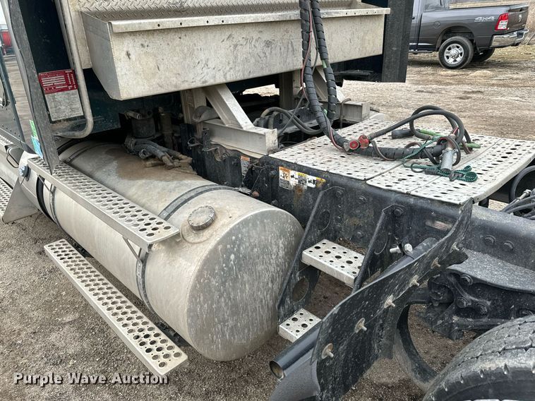 image for item NU9338 2015 Kenworth  T680 semi truck