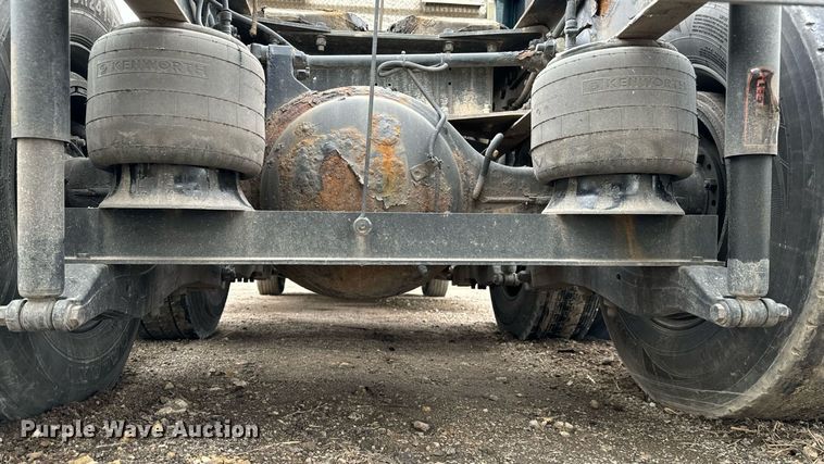 image for item NU9338 2015 Kenworth  T680 semi truck