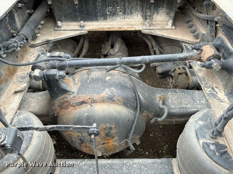 image for item NU9338 2015 Kenworth  T680 semi truck