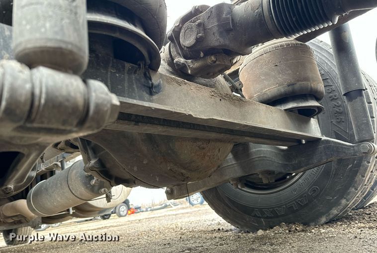 image for item NU9338 2015 Kenworth  T680 semi truck