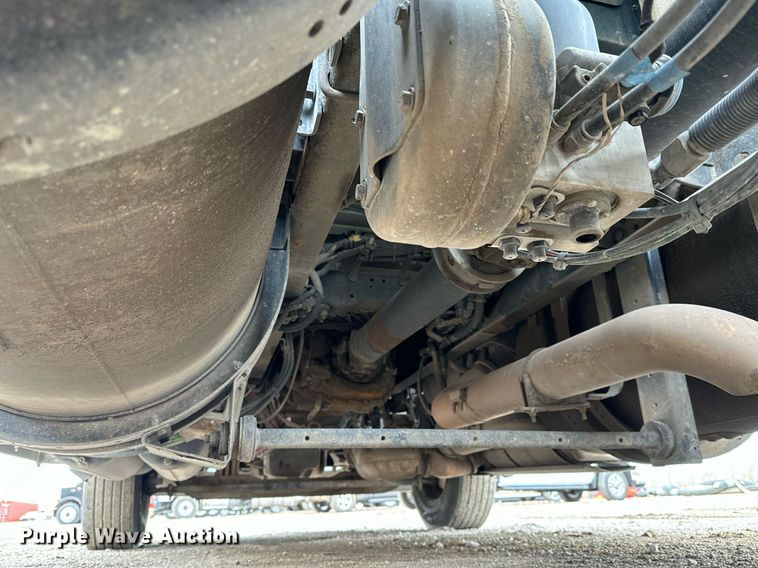 image for item NU9338 2015 Kenworth  T680 semi truck