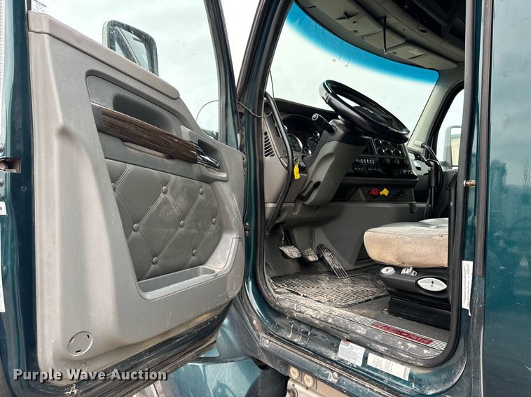 image for item NU9338 2015 Kenworth  T680 semi truck