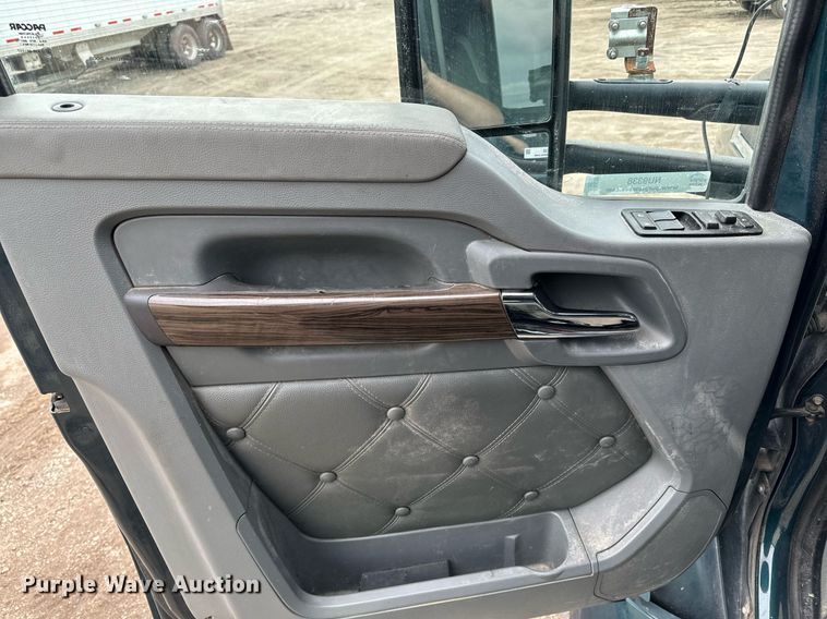 image for item NU9338 2015 Kenworth  T680 semi truck