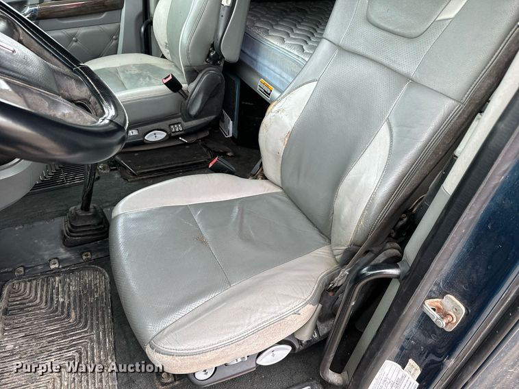 image for item NU9338 2015 Kenworth  T680 semi truck