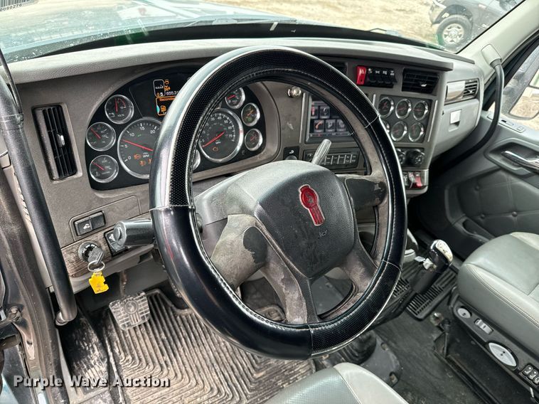 image for item NU9338 2015 Kenworth  T680 semi truck