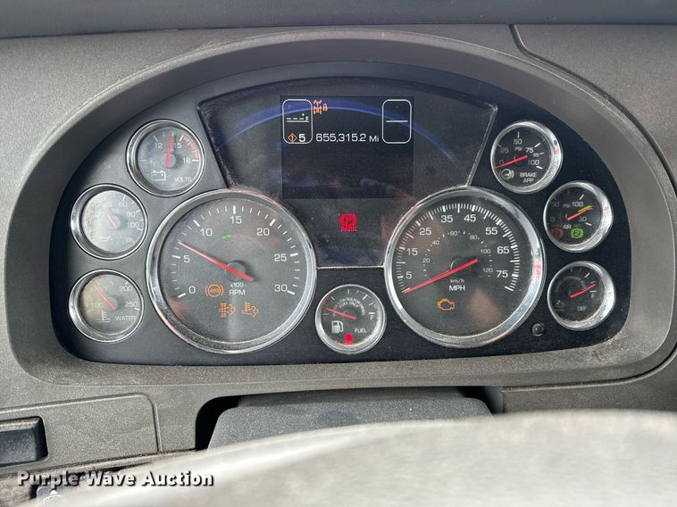 image for item NU9338 2015 Kenworth  T680 semi truck