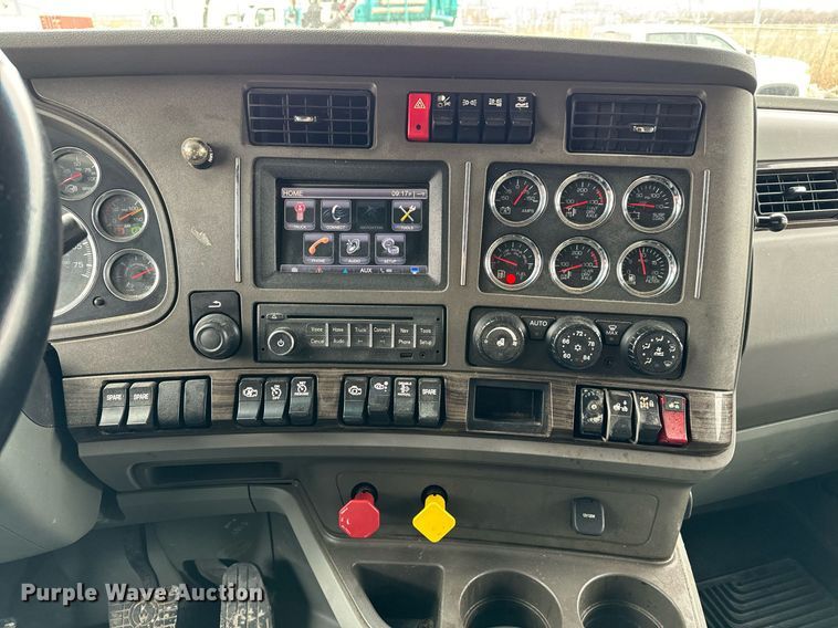 image for item NU9338 2015 Kenworth  T680 semi truck