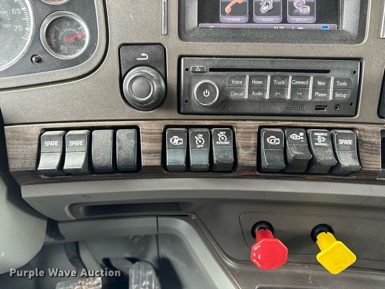 image for item NU9338 2015 Kenworth  T680 semi truck