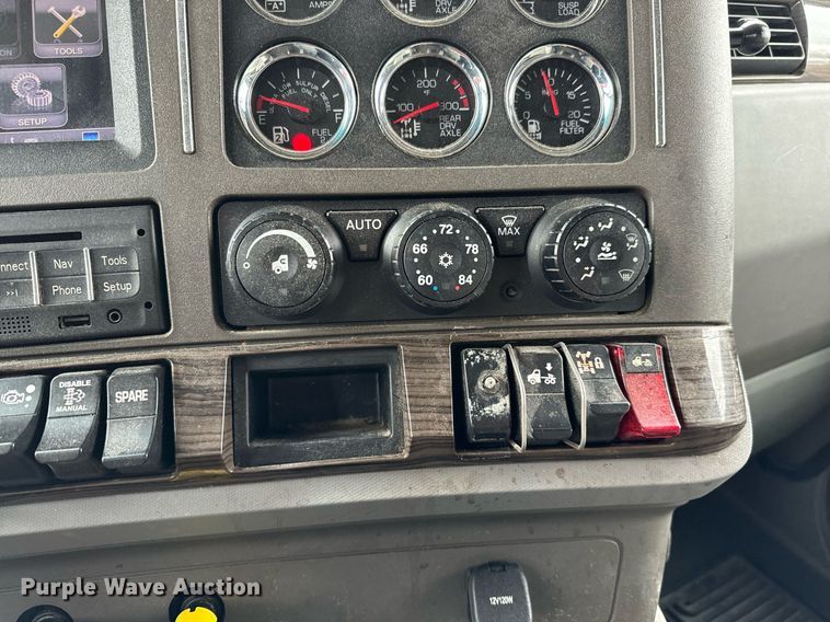 image for item NU9338 2015 Kenworth  T680 semi truck