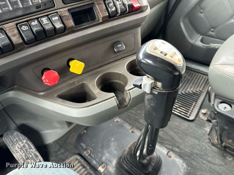 image for item NU9338 2015 Kenworth  T680 semi truck