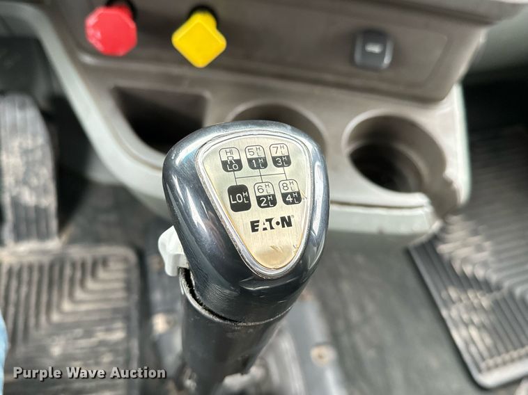 image for item NU9338 2015 Kenworth  T680 semi truck