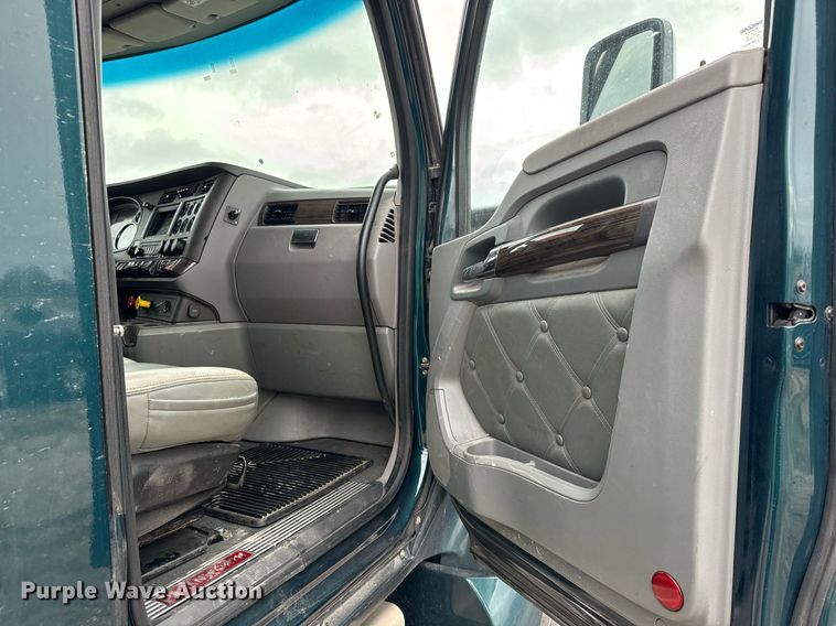 image for item NU9338 2015 Kenworth  T680 semi truck