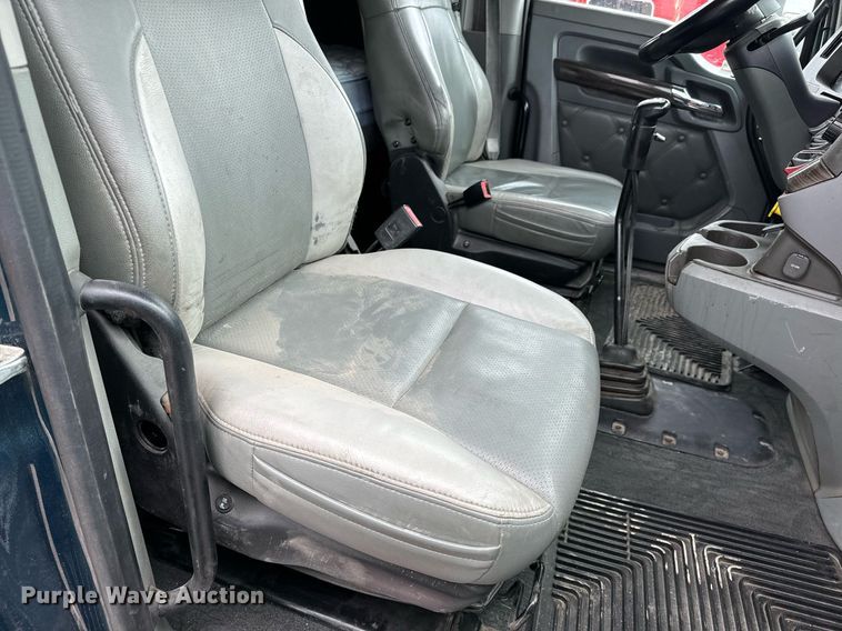 image for item NU9338 2015 Kenworth  T680 semi truck