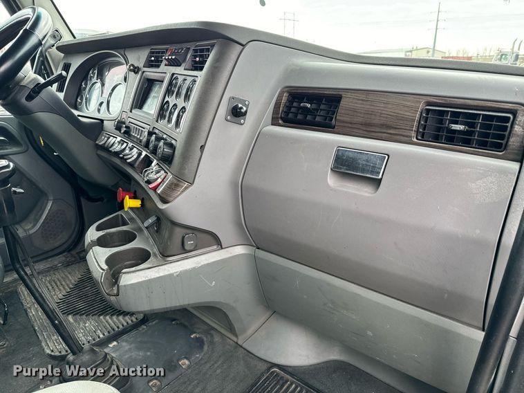 image for item NU9338 2015 Kenworth  T680 semi truck