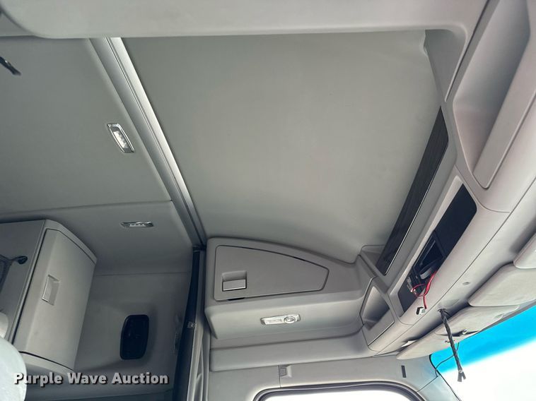 image for item NU9338 2015 Kenworth  T680 semi truck